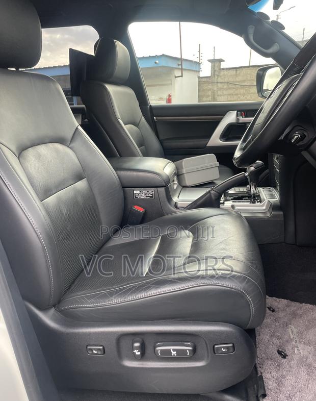 Toyota Land Cruiser 4.6 V8 ZX 2019 White