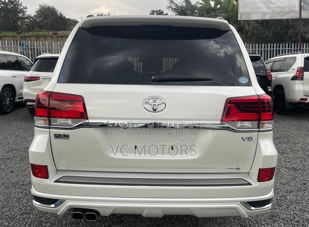 Toyota Land Cruiser 4.6 V8 ZX 2019 White