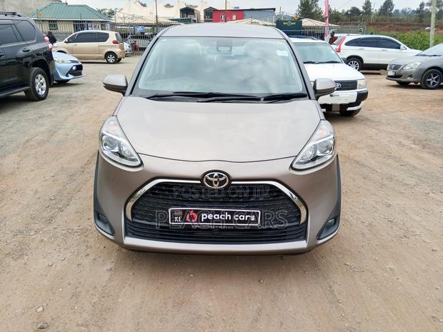 Toyota Sienta 2021 Silver