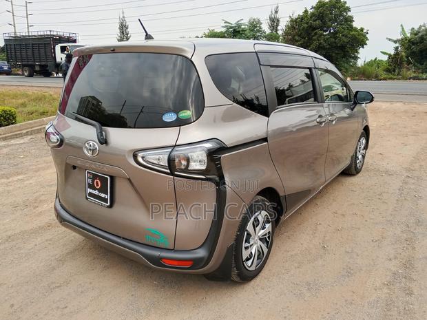 Toyota Sienta 2021 Silver