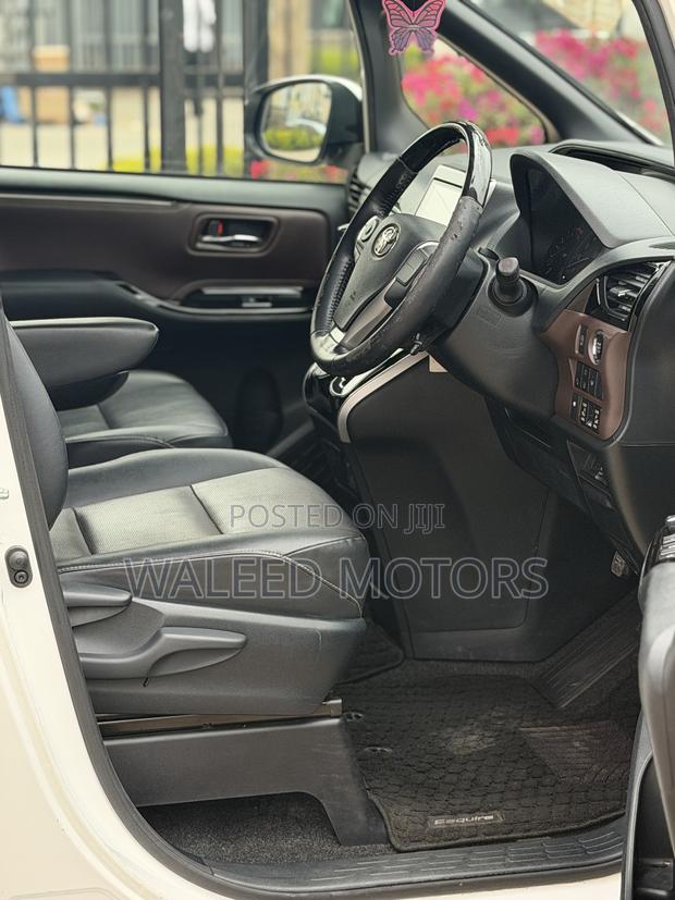 Toyota Esquire 2019 Pearl