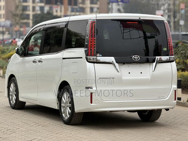Toyota Esquire 2019 Pearl