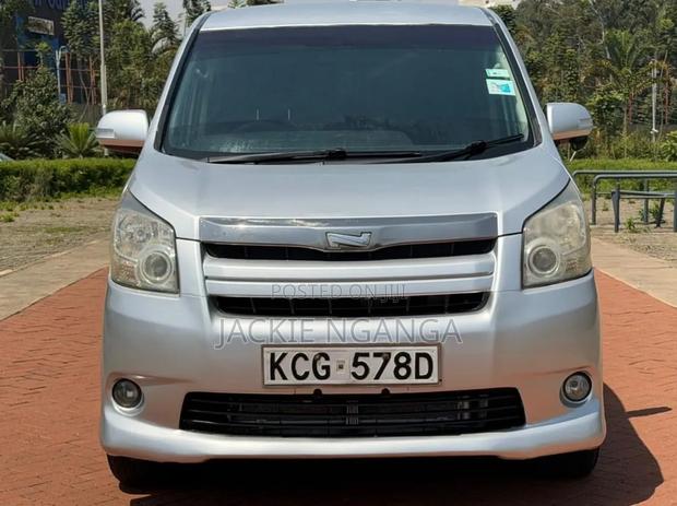 Toyota Noah 2009 Silver