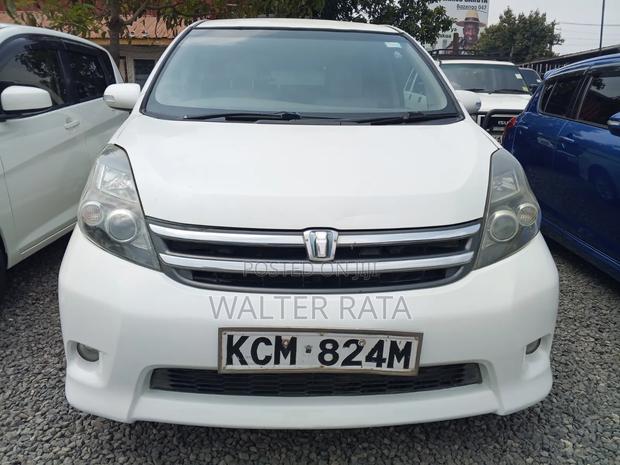 Toyota ISIS 2010 White