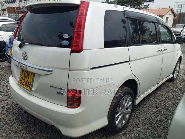Toyota ISIS 2010 White