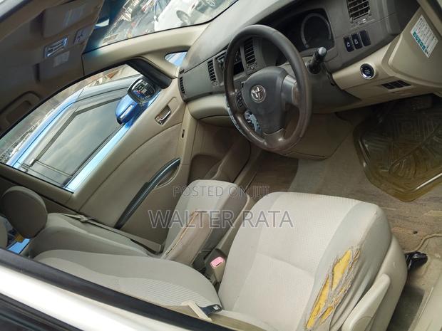 Toyota ISIS 2010 White