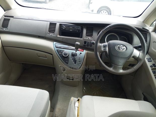 Toyota ISIS 2010 White