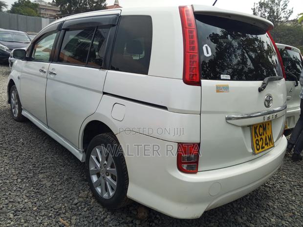 Toyota ISIS 2010 White