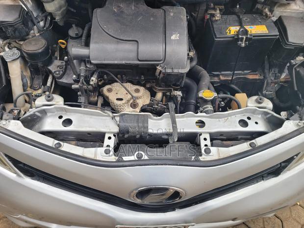 Toyota Vitz 2012 Silver