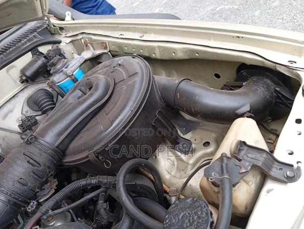 Toyota Hilux 2001 Gold