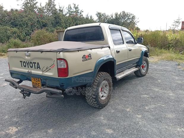 Toyota Hilux 2001 Gold