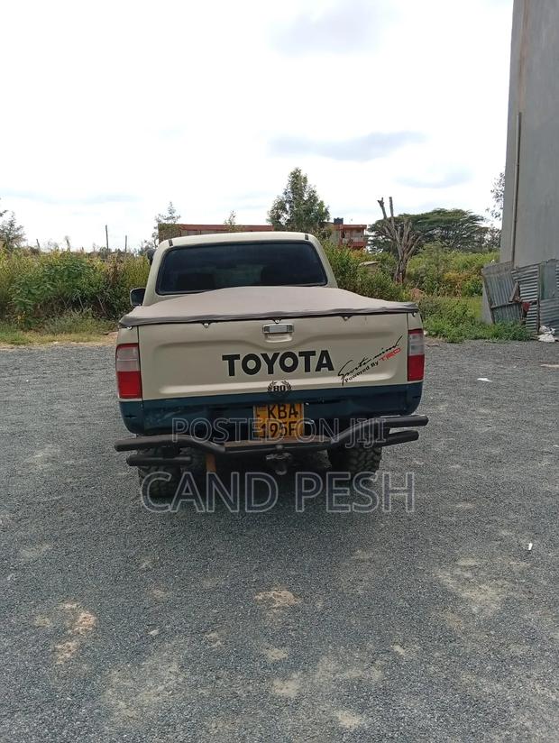 Toyota Hilux 2001 Gold