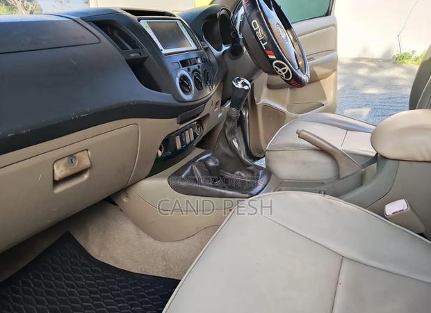 Toyota Hilux 2010 Gold