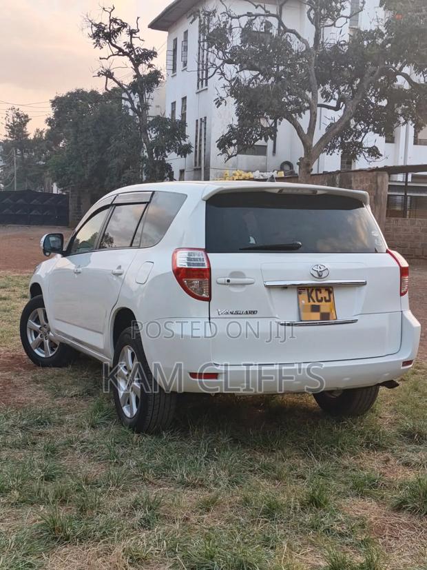Toyota Vanguard 2010 White