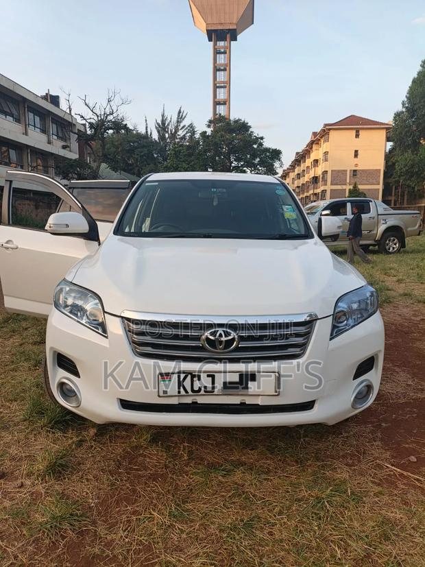 Toyota Vanguard 2010 White