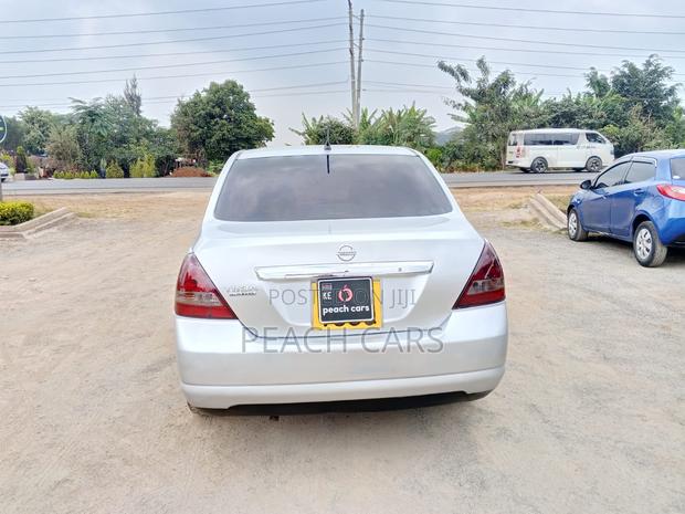 Nissan Tiida 2010 Silver