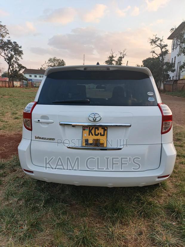 Toyota Vanguard 2010 White