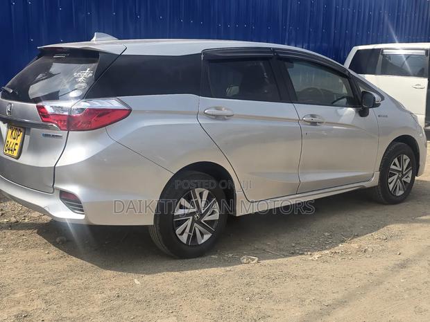 Honda Fit Shuttle 2017 Silver