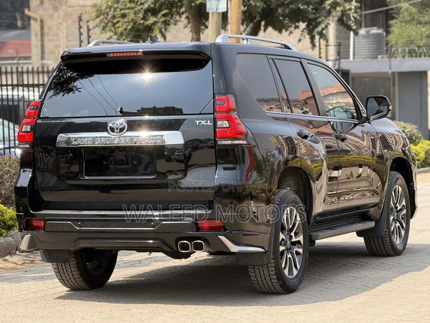 Toyota Land Cruiser Prado 2.8 2022 Black