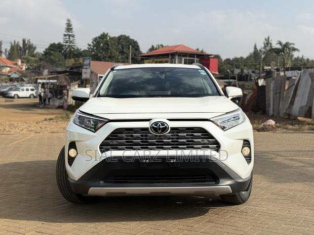 Toyota RAV4 XLE Premium AWD 2019 White