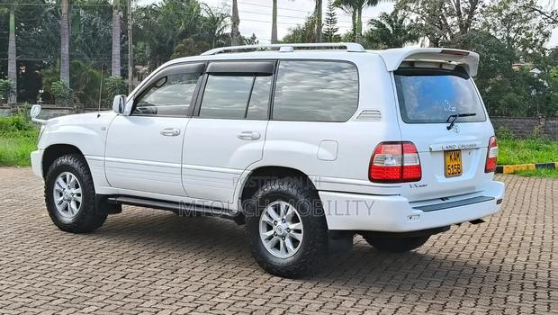 Toyota Land Cruiser 1988 White