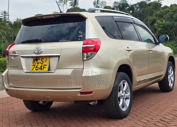 Toyota Vanguard 2011 Gold