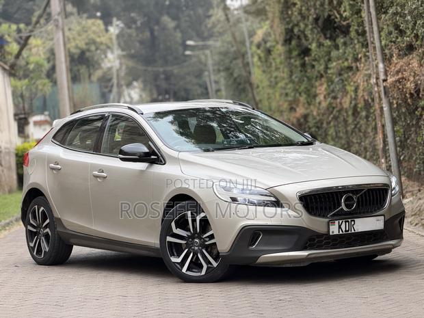 Volvo V40 2017 Gold