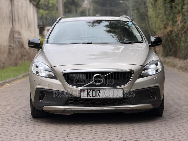 Volvo V40 2017 Gold