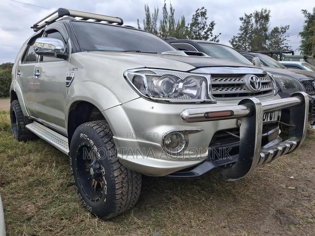 Toyota Fortuner 3.0 D AWD 2011 Gold