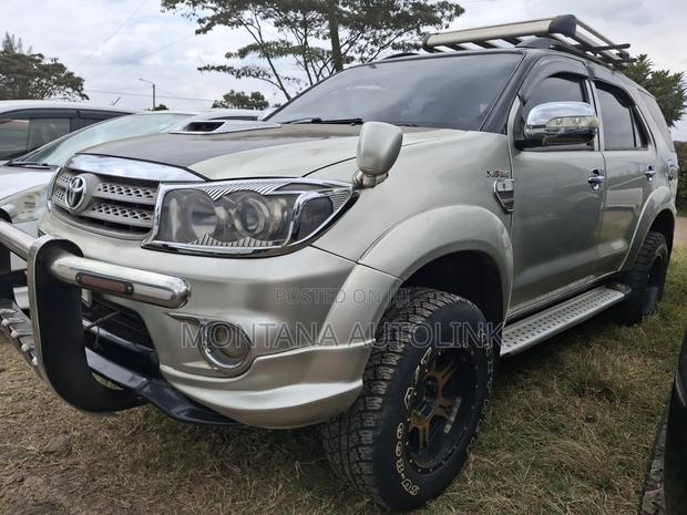 Toyota Fortuner 3.0 D AWD 2011 Gold