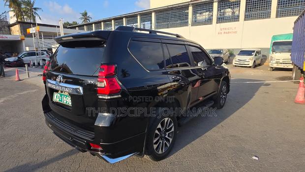 Toyota Land Cruiser Prado 2022 Black
