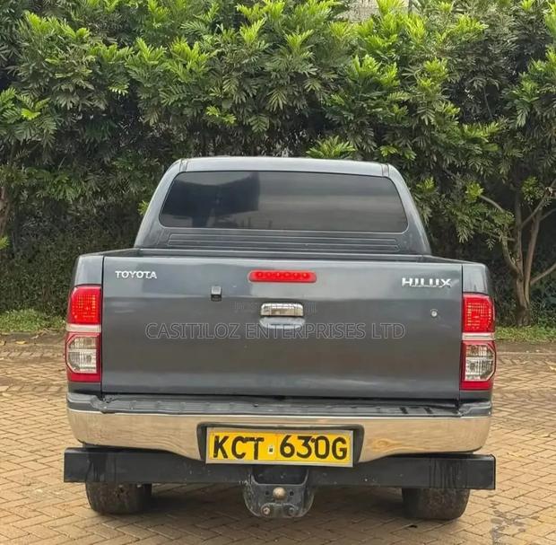 Toyota Hilux 2013 Gray