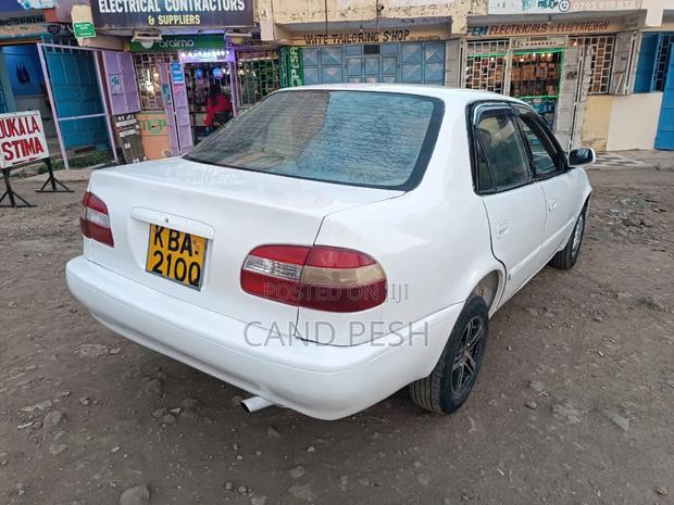 Toyota Corolla 2001 White