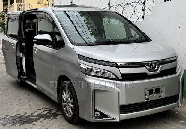 Toyota Voxy 2020 Silver