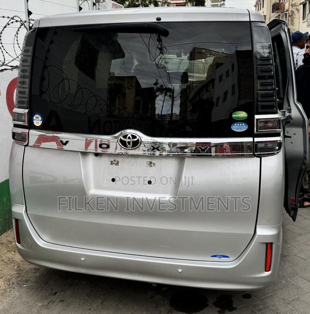 Toyota Voxy 2020 Silver