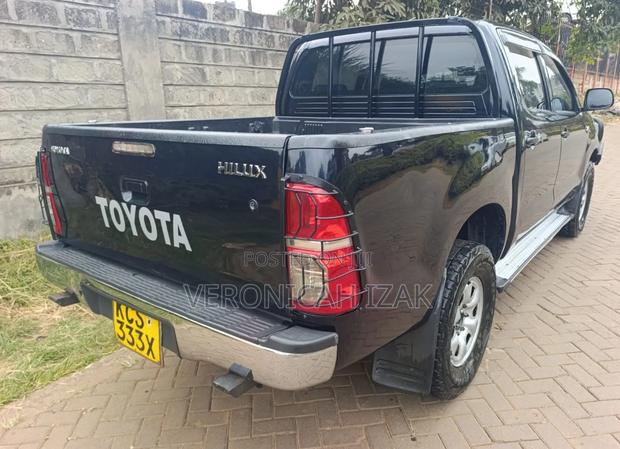Toyota Hilux 2013 Black