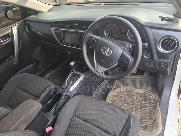 Toyota Auris 2012 Pearl