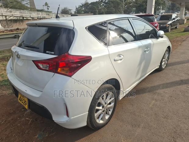 Toyota Auris 2012 Pearl