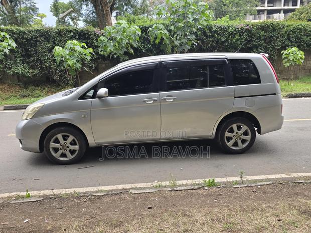 Toyota ISIS 2009 Silver