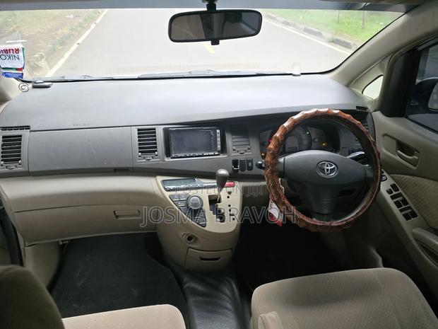 Toyota ISIS 2009 Silver