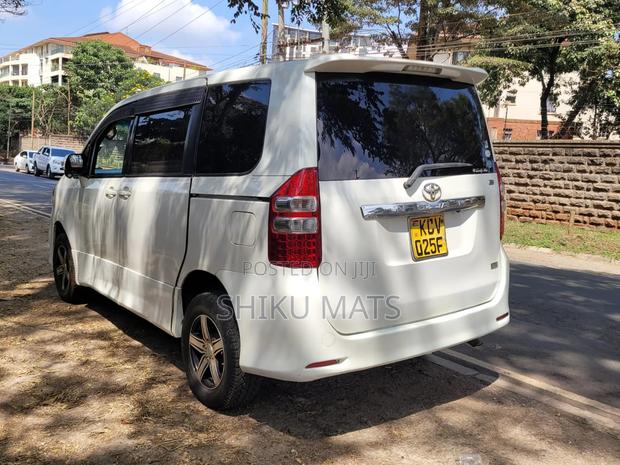 Toyota Noah 2012 Pearl