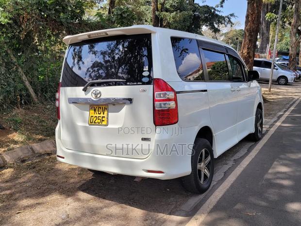 Toyota Noah 2012 Pearl