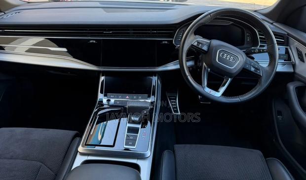 Audi Q8 55 Premium AWD quattro 2020 Pearl