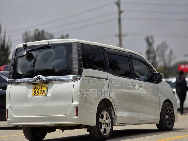 Toyota Voxy 2014 White