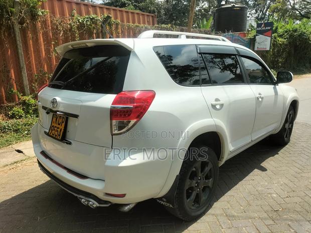 Toyota Vanguard 2011 White