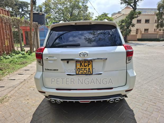 Toyota Vanguard 2010 White