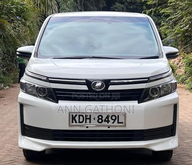 Toyota Voxy 2016 Pearl