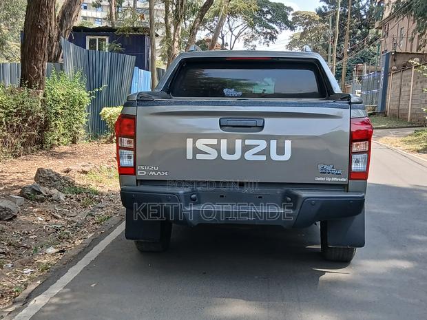 Isuzu D-MAX 2023 Gray
