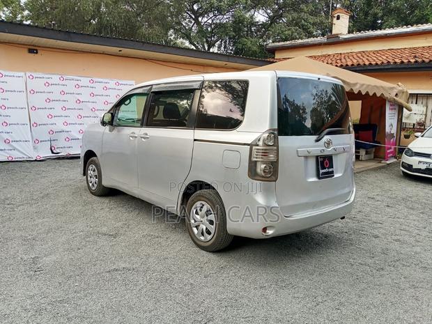 Toyota Voxy 2008 Silver
