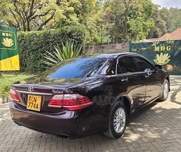 Toyota Crown 2010 Maroon